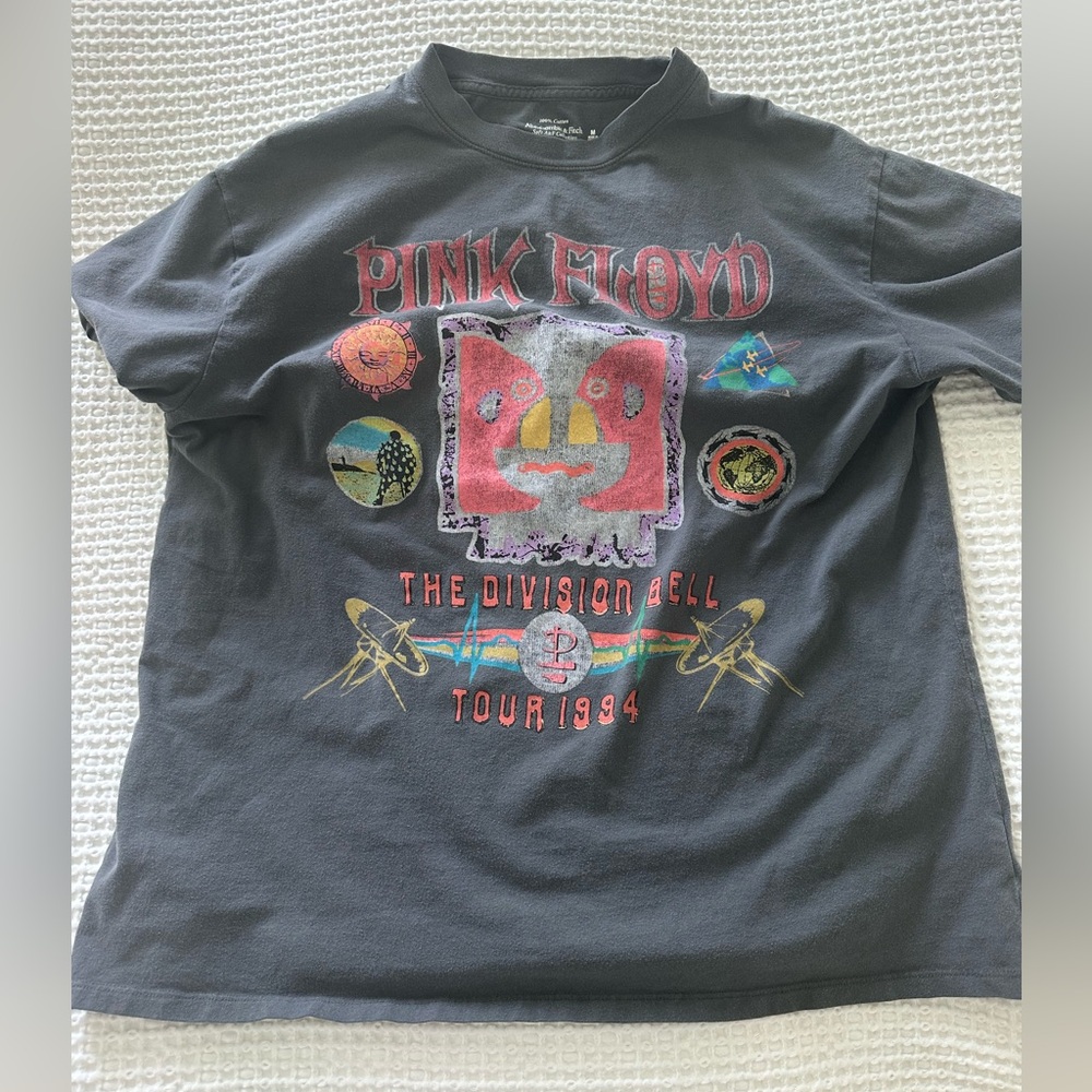 Abercrombie graphic tee!